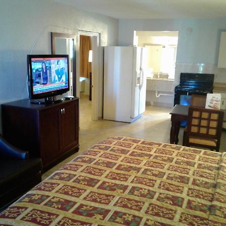 Express Inn & Suites - 5 Miles From St Petersburg Clearwater Airport ภายนอก รูปภาพ