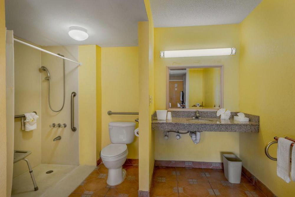Express Inn & Suites - 5 Miles From St Petersburg Clearwater Airport ภายนอก รูปภาพ