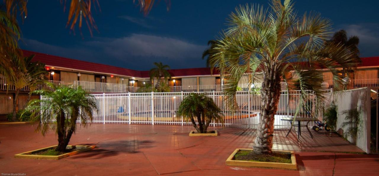 Express Inn & Suites - 5 Miles From St Petersburg Clearwater Airport ภายนอก รูปภาพ
