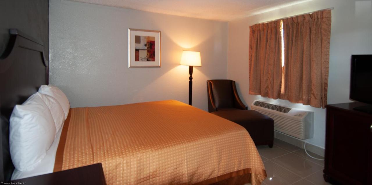 Express Inn & Suites - 5 Miles From St Petersburg Clearwater Airport ภายนอก รูปภาพ