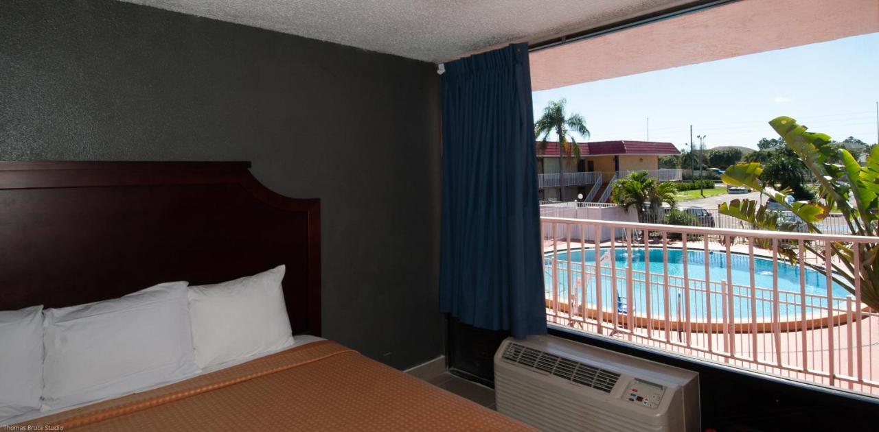 Express Inn & Suites - 5 Miles From St Petersburg Clearwater Airport ภายนอก รูปภาพ