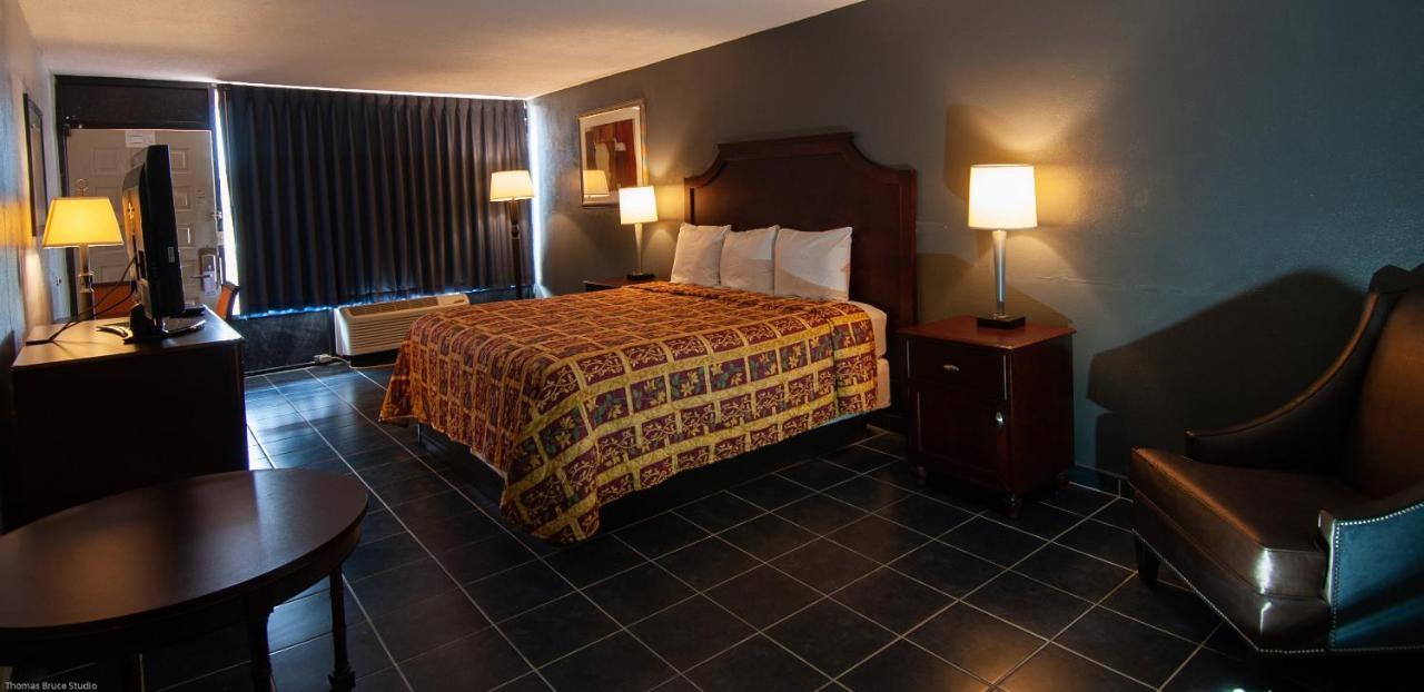 Express Inn & Suites - 5 Miles From St Petersburg Clearwater Airport ภายนอก รูปภาพ