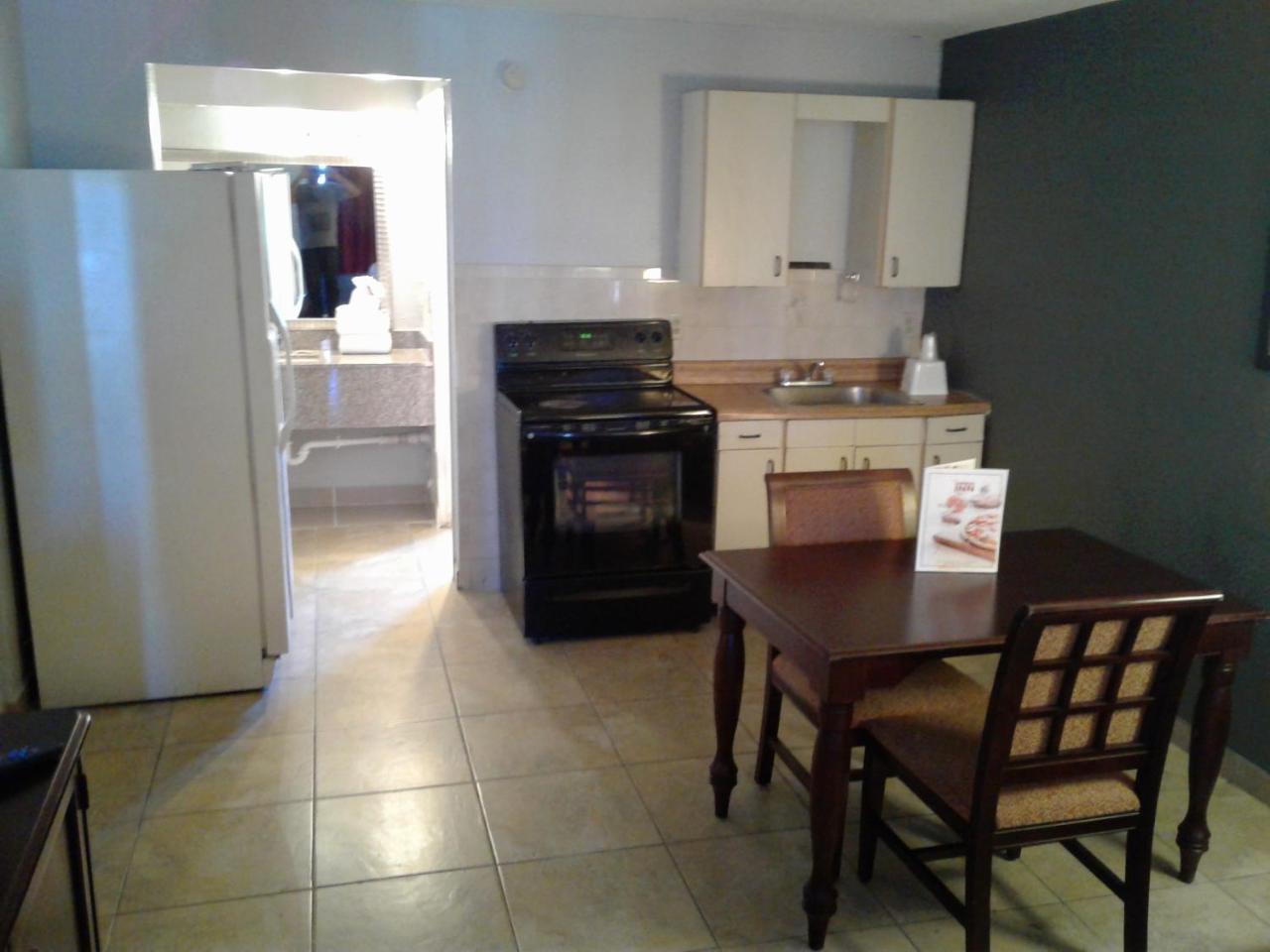 Express Inn & Suites - 5 Miles From St Petersburg Clearwater Airport ภายนอก รูปภาพ