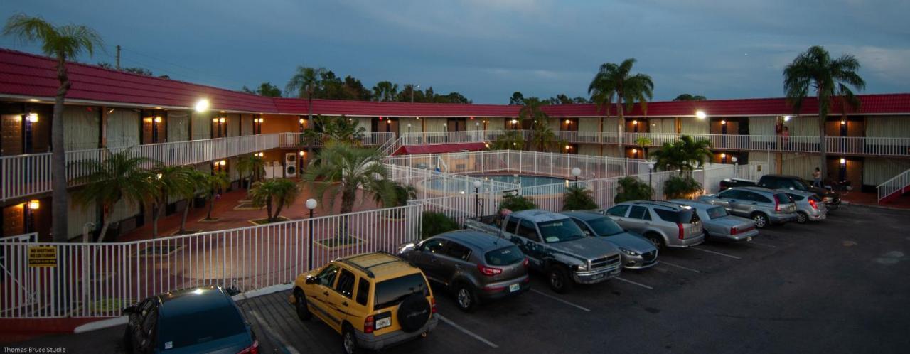 Express Inn & Suites - 5 Miles From St Petersburg Clearwater Airport ภายนอก รูปภาพ