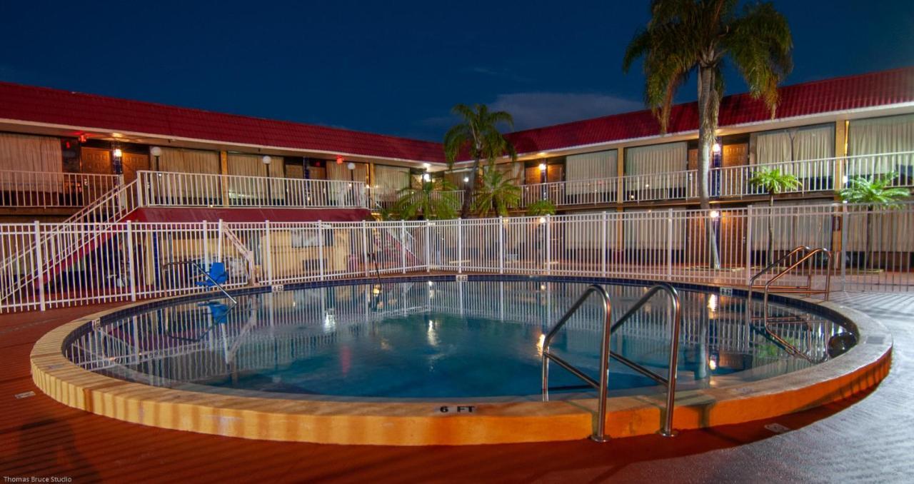 Express Inn & Suites - 5 Miles From St Petersburg Clearwater Airport ภายนอก รูปภาพ