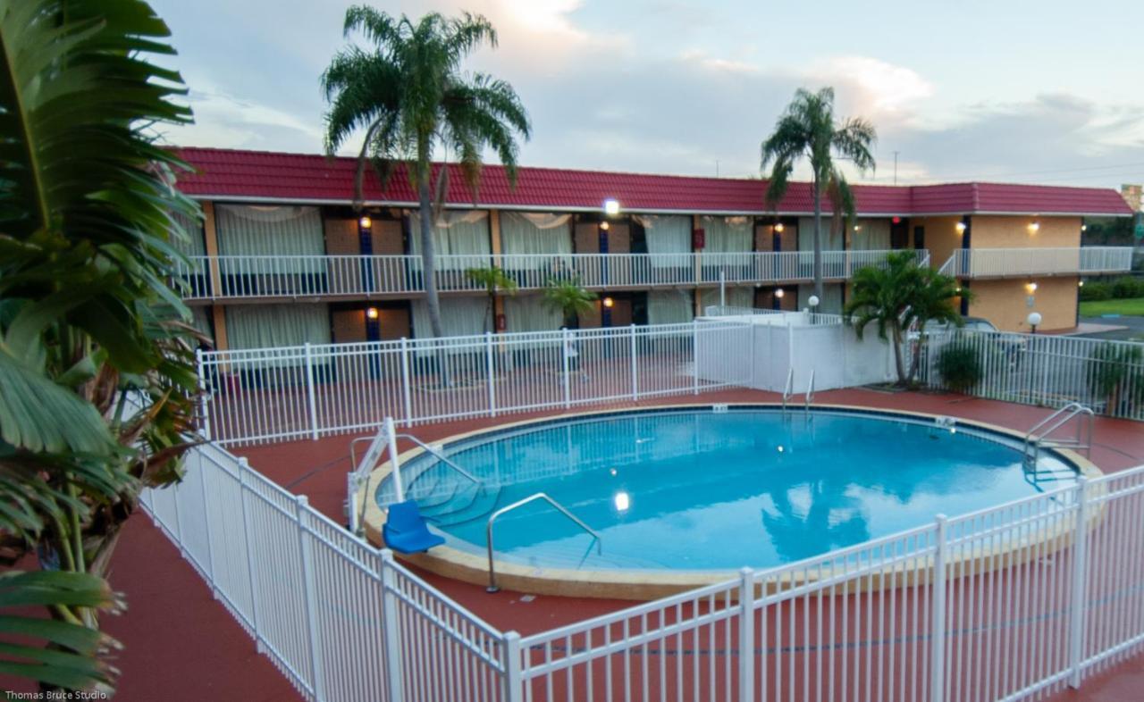 Express Inn & Suites - 5 Miles From St Petersburg Clearwater Airport ภายนอก รูปภาพ